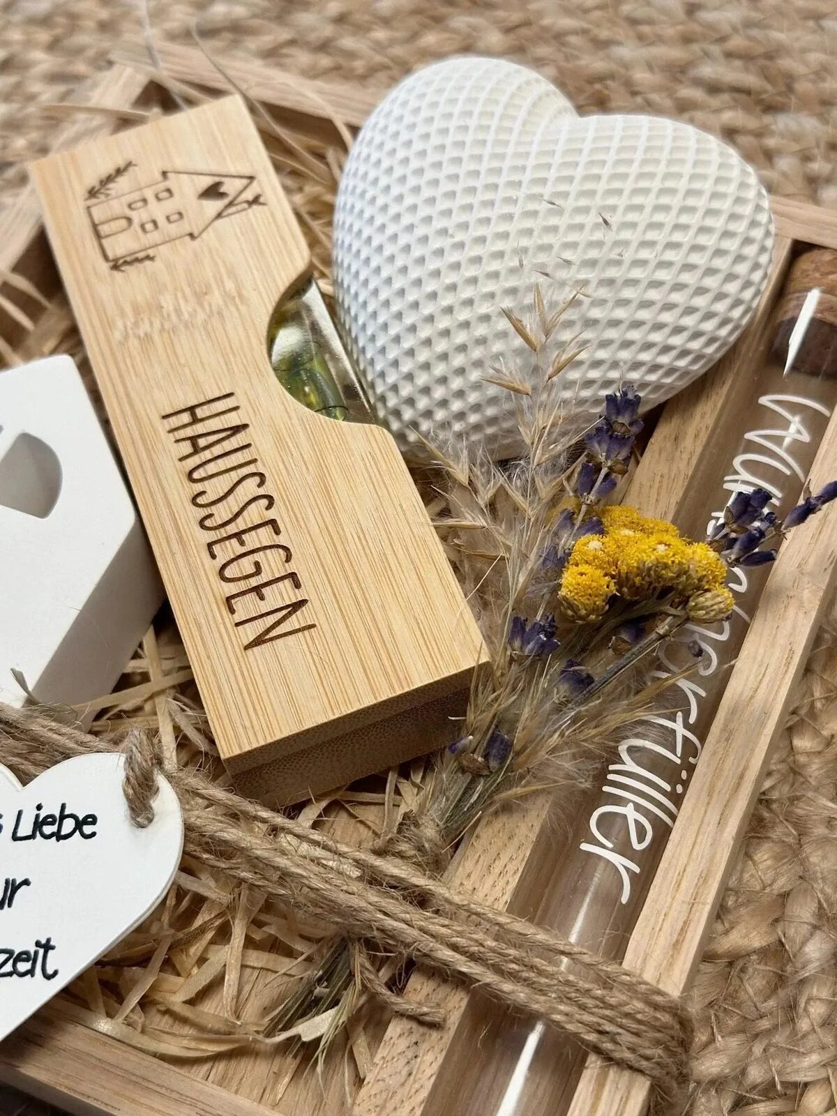 Geschenkset mit graviertem Holz-Haussegen, weißem Herz, Trockenblumen und Glasröhrchen – Lieblingsschuppen.de
