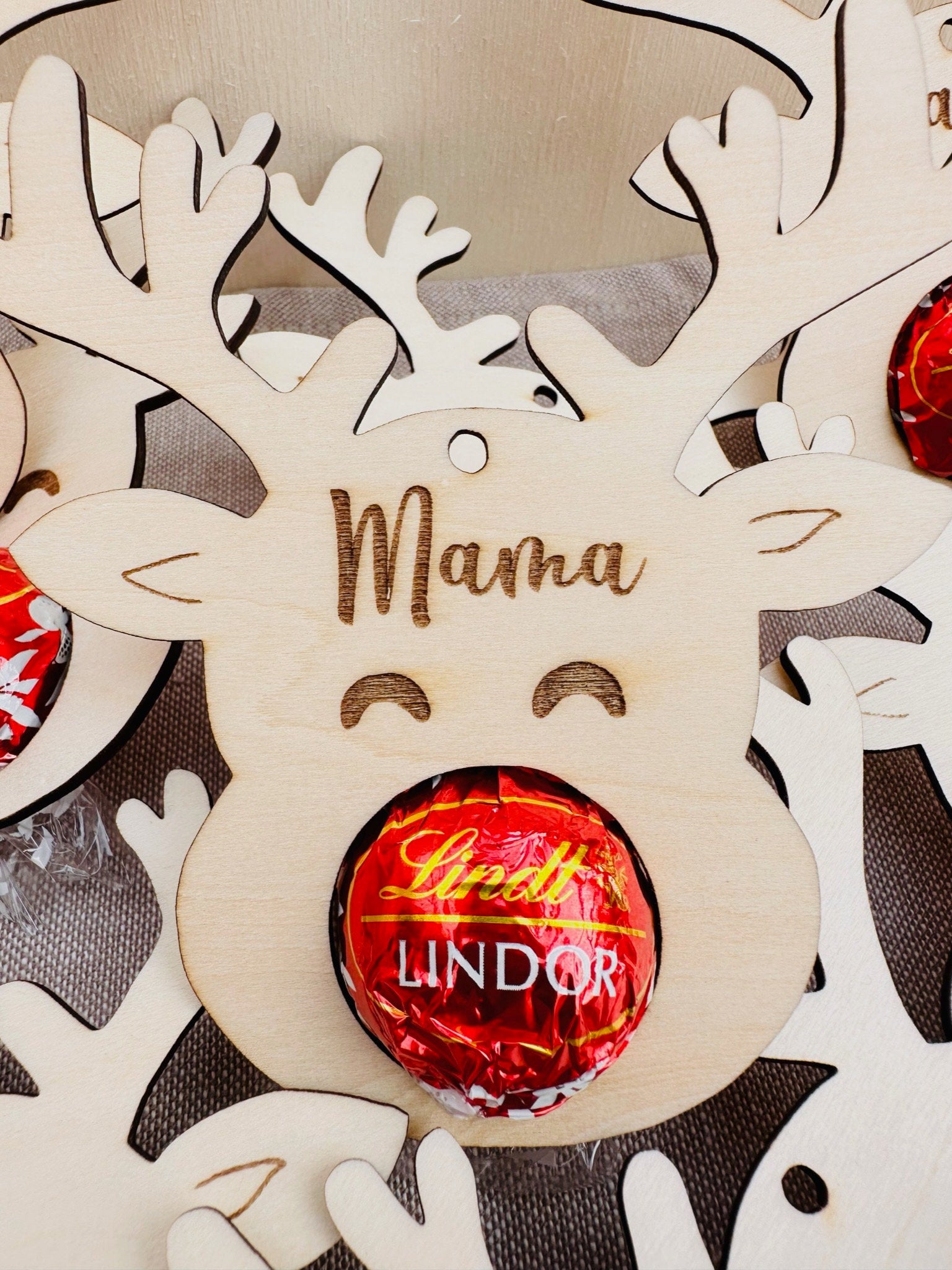 Kleines Geschenk,Rentier personalisiert, Mitbringsel, Geschenkidee,Geschenkanhänger personalisiert inkl. Schokolade,Holz,Weihnachten,Lindor
