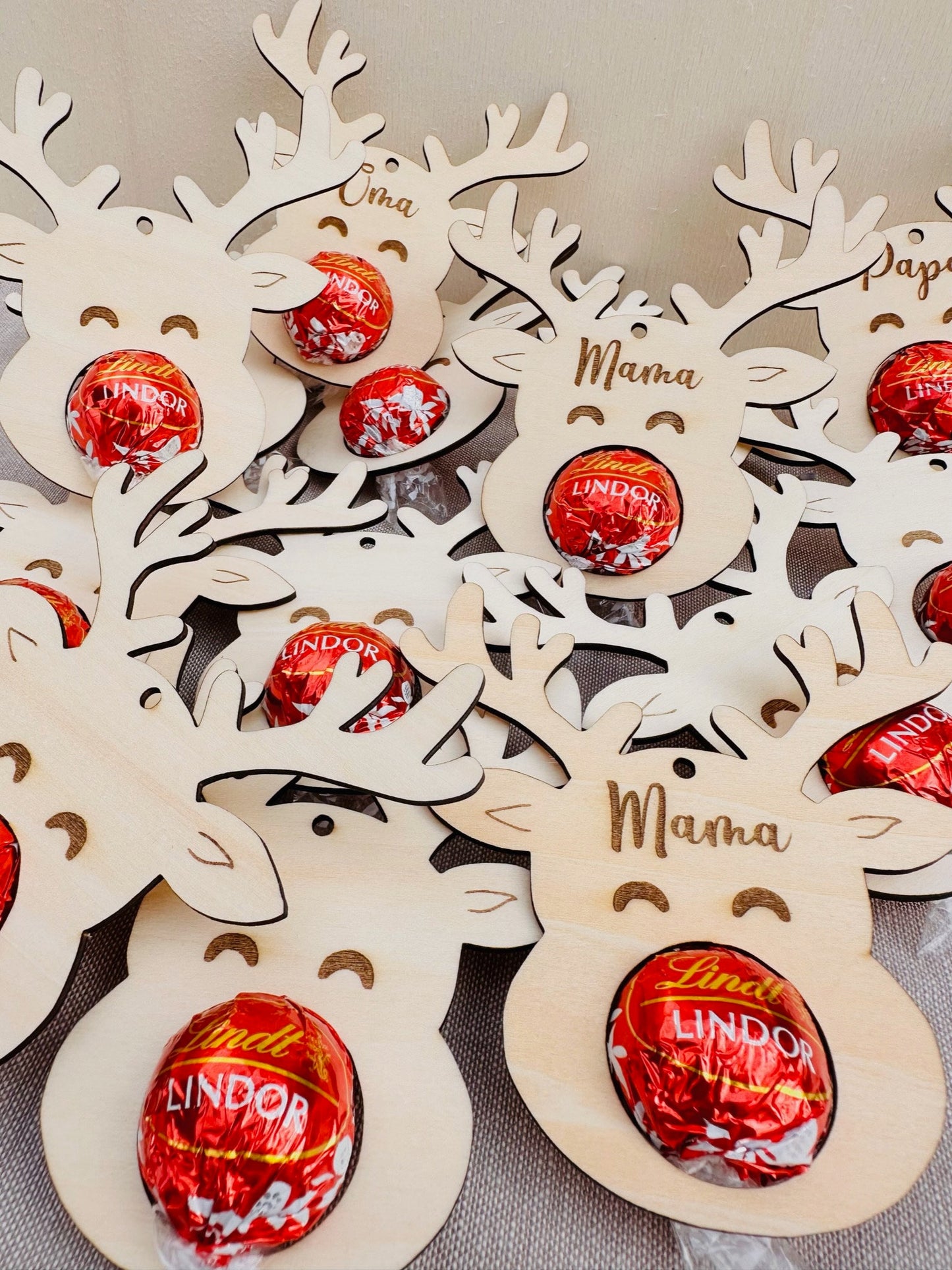 &quot;Handgefertigter Rentier-Anhänger aus Holz, liebevoll gestaltet und mit einer köstlichen Lindor Kugel verziert. Perfekte Weihnachtsdekoration für einen festlichen Touch und süße Genüsse.&quot;